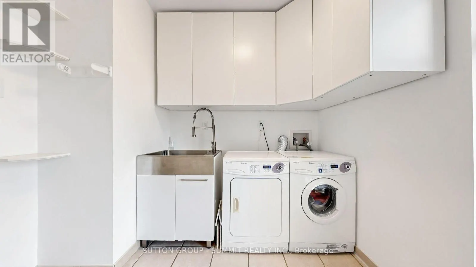 228 - 2095 ROCHE COURT N