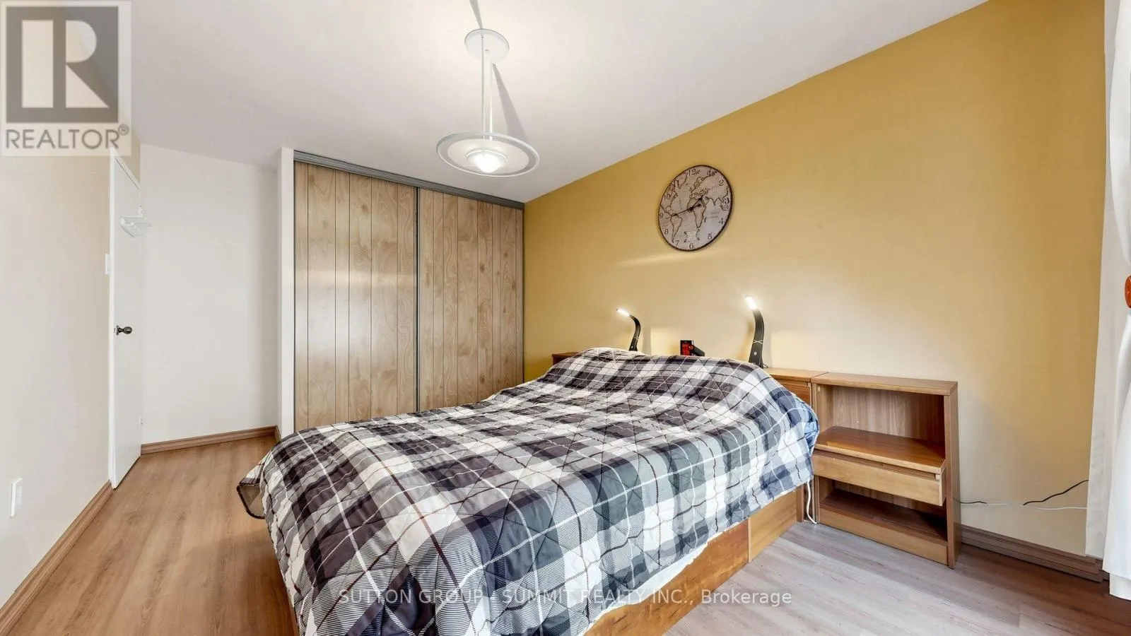 228 - 2095 ROCHE COURT N
