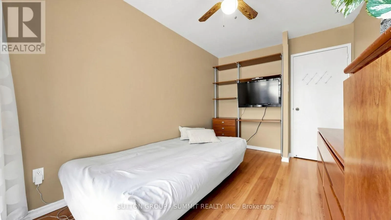 228 - 2095 ROCHE COURT N