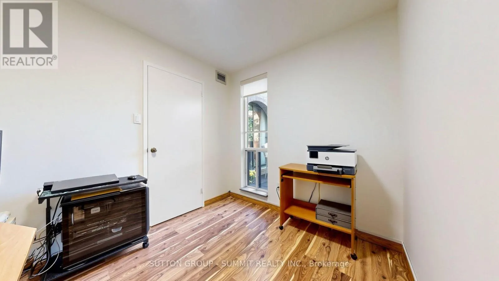 228 - 2095 ROCHE COURT N