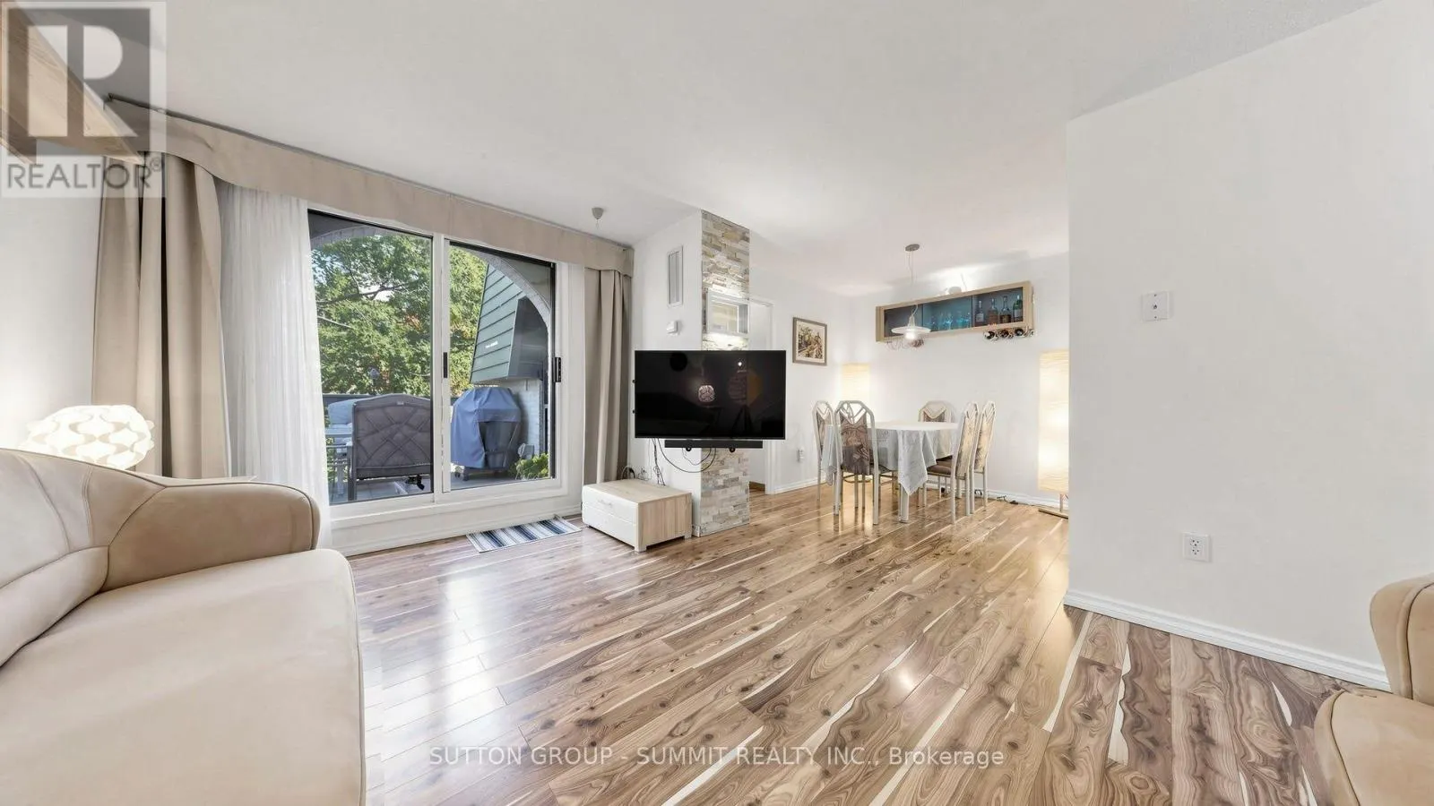 228 - 2095 ROCHE COURT N