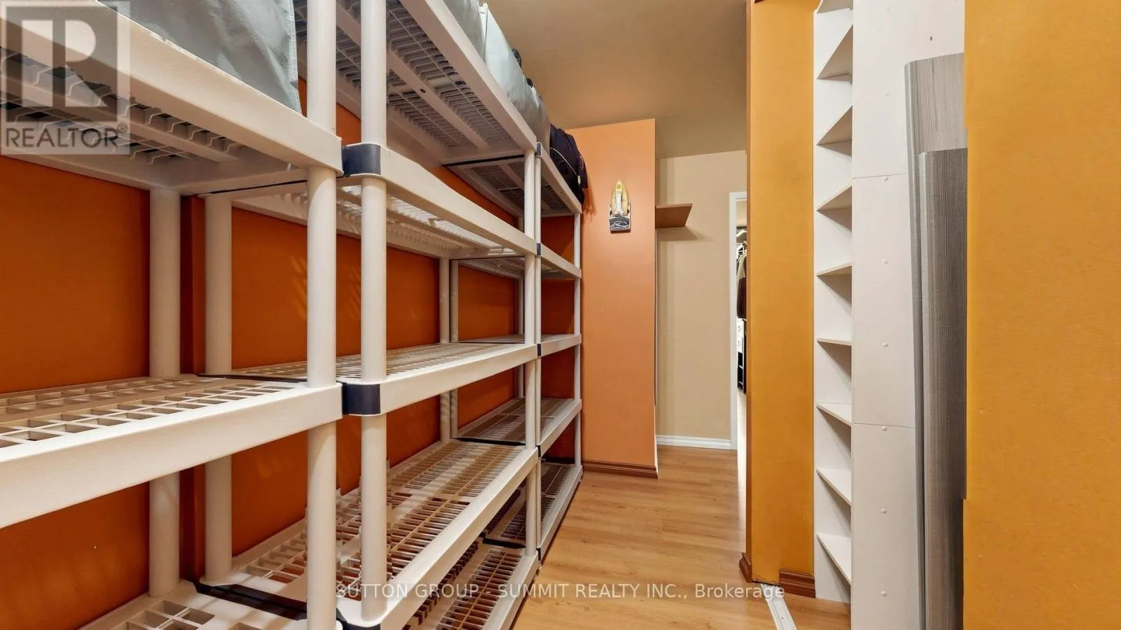 228 - 2095 ROCHE COURT N