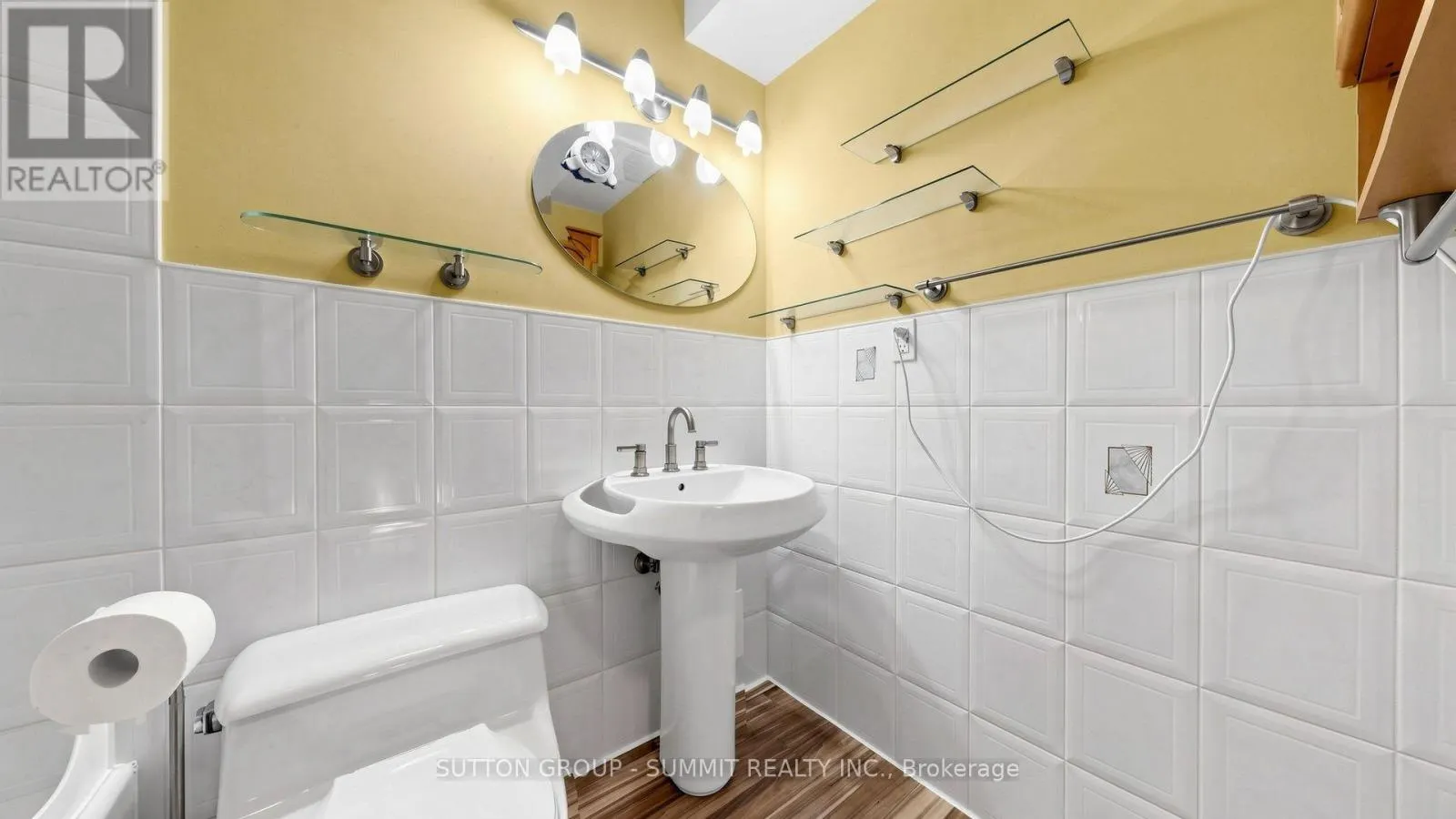 228 - 2095 ROCHE COURT N