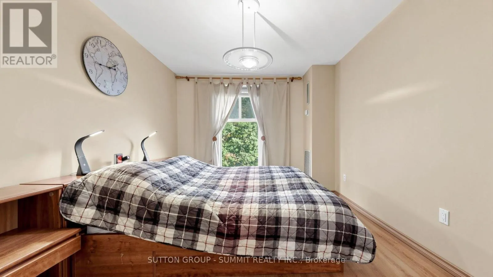 228 - 2095 ROCHE COURT N