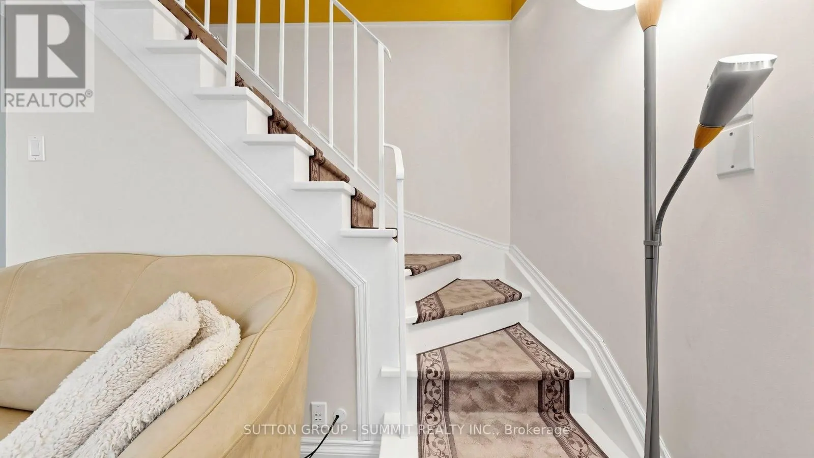 228 - 2095 ROCHE COURT N