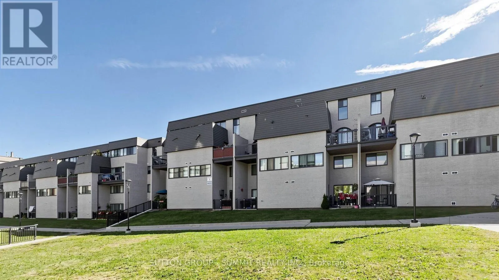 228 - 2095 ROCHE COURT N