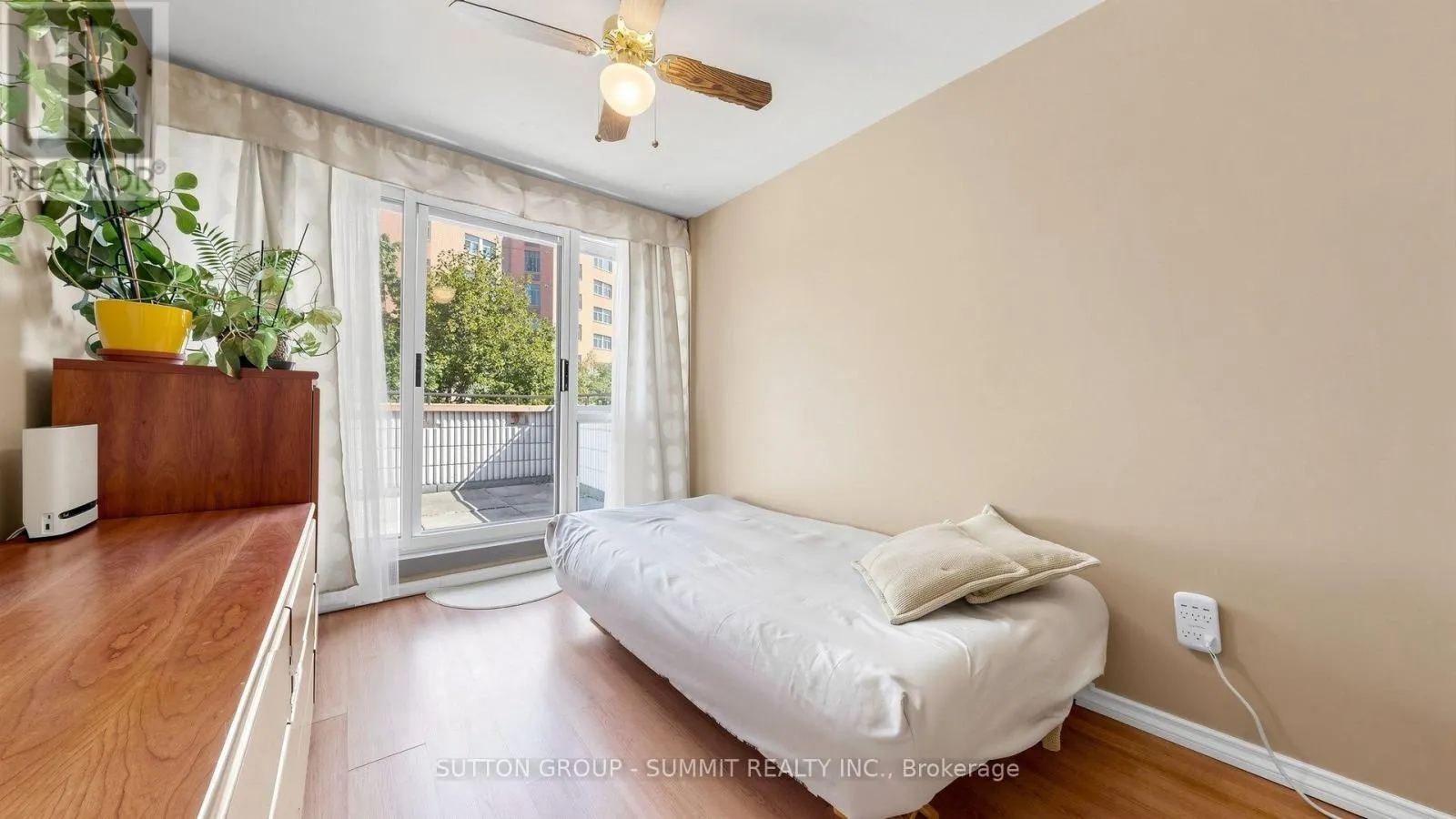 228 - 2095 ROCHE COURT N