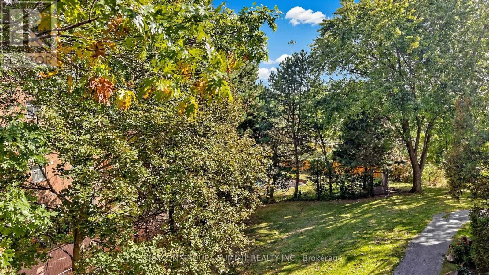 228 - 2095 ROCHE COURT N