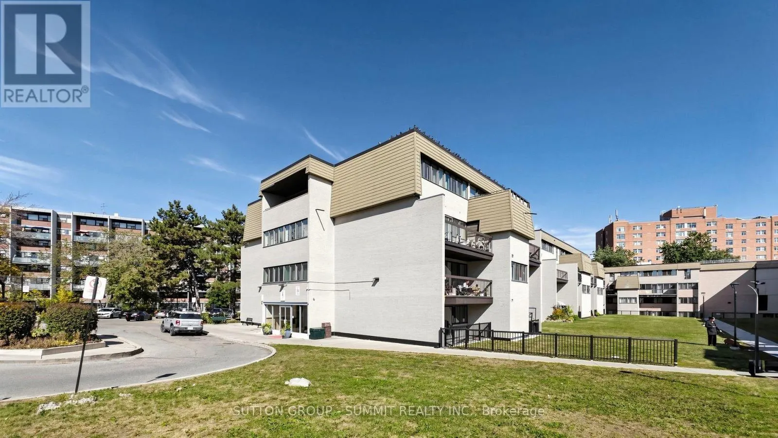 228 - 2095 ROCHE COURT N