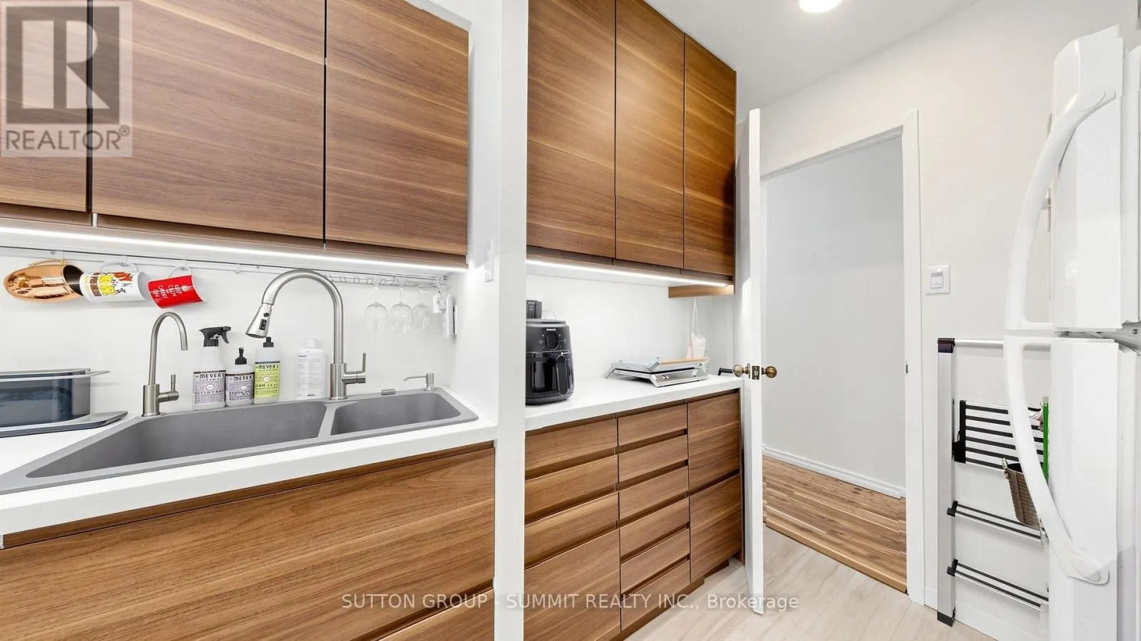 228 - 2095 ROCHE COURT N