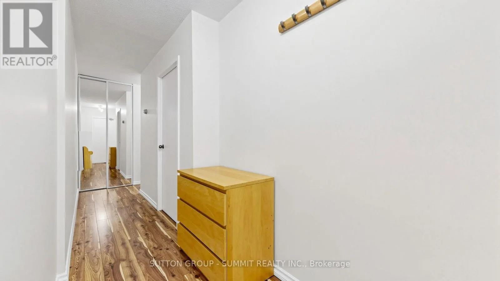 228 - 2095 ROCHE COURT N