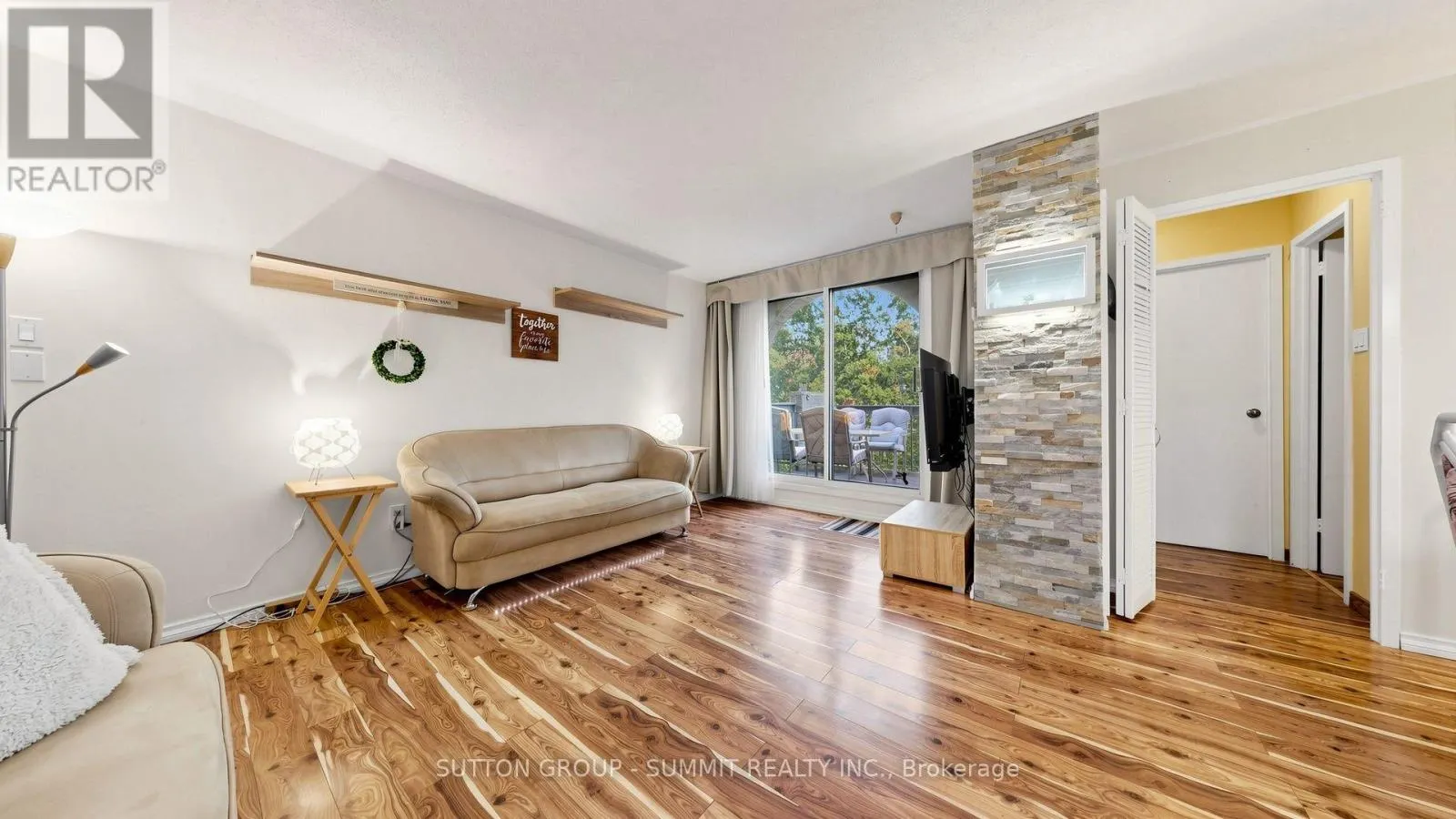 228 - 2095 ROCHE COURT N
