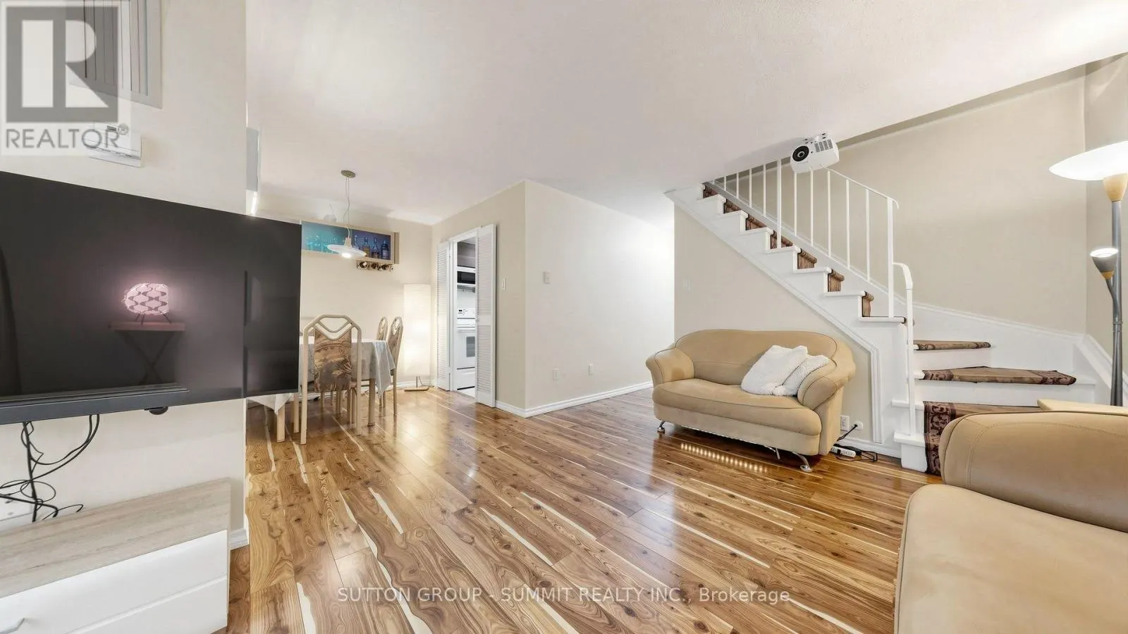 228 - 2095 ROCHE COURT N
