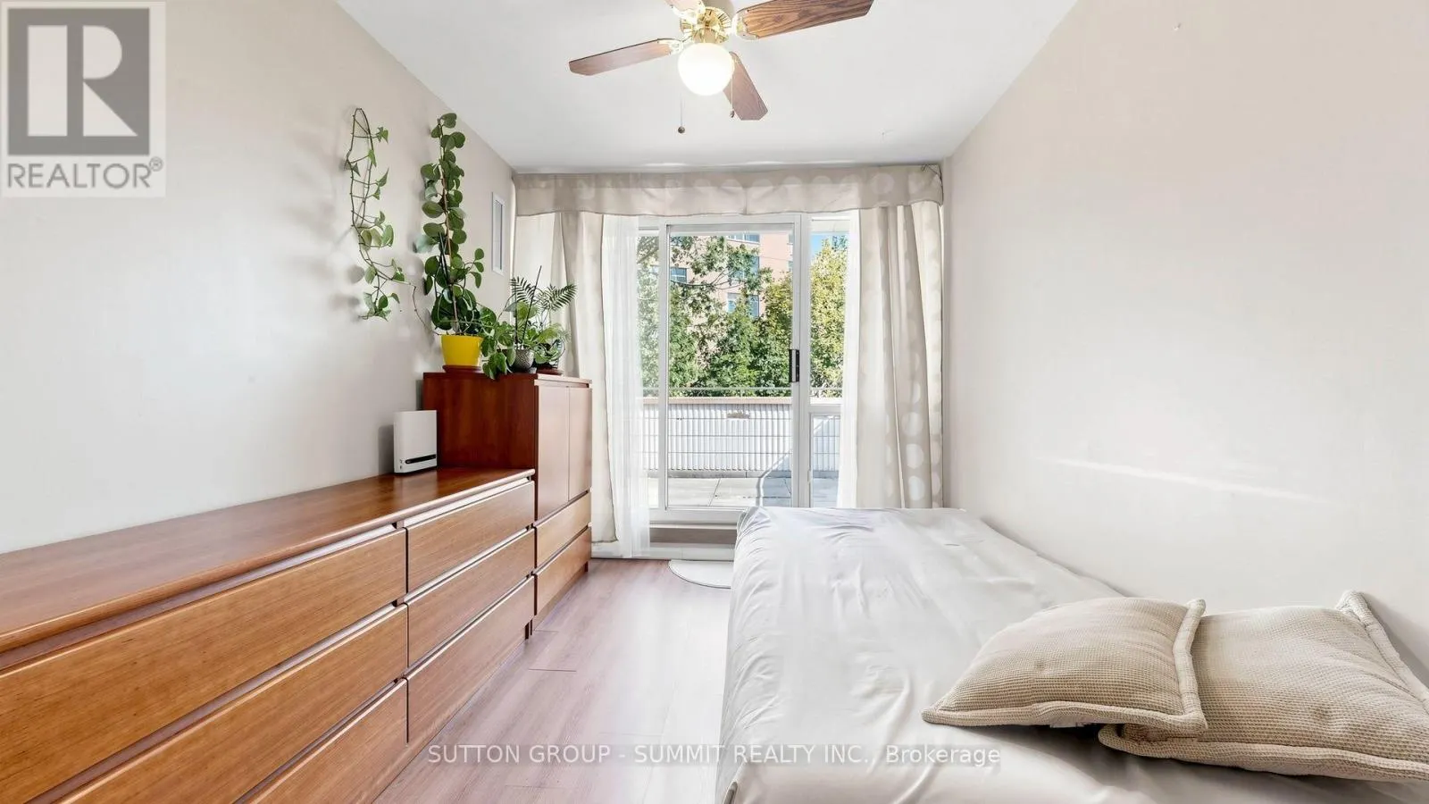 228 - 2095 ROCHE COURT N