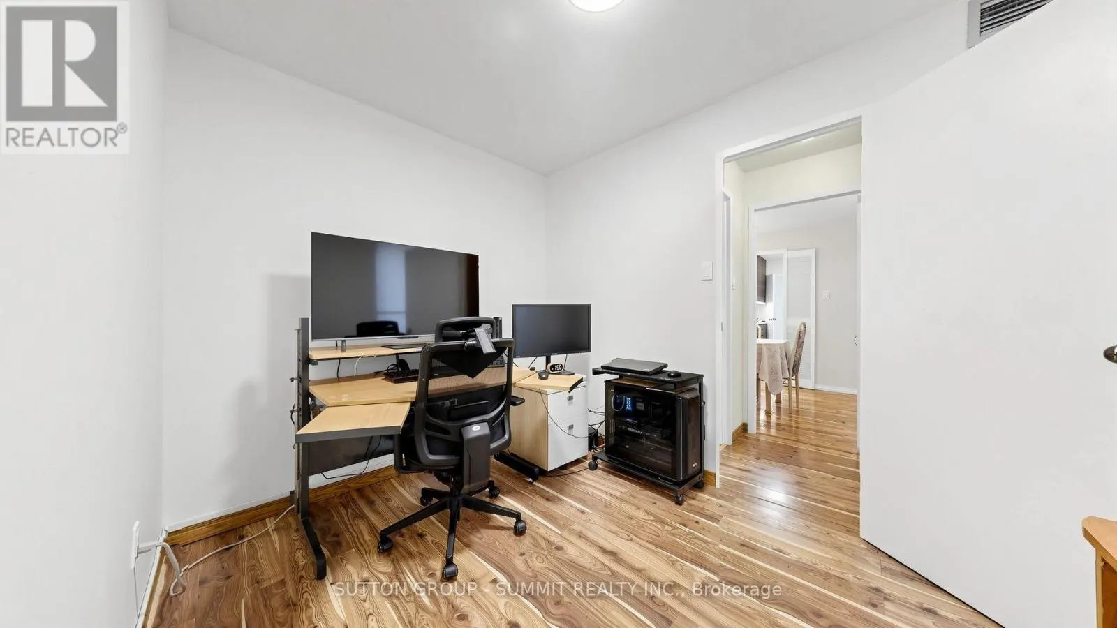 228 - 2095 ROCHE COURT N