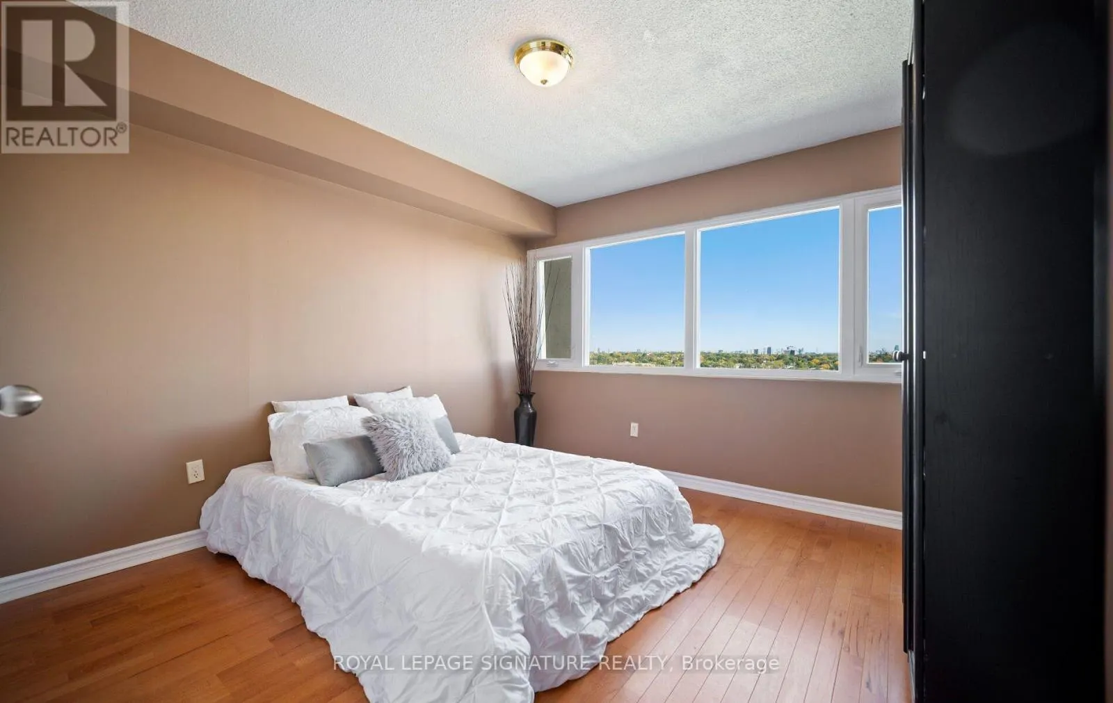 1406 - 1580 MISSISSAUGA VALLEY BOULEVARD