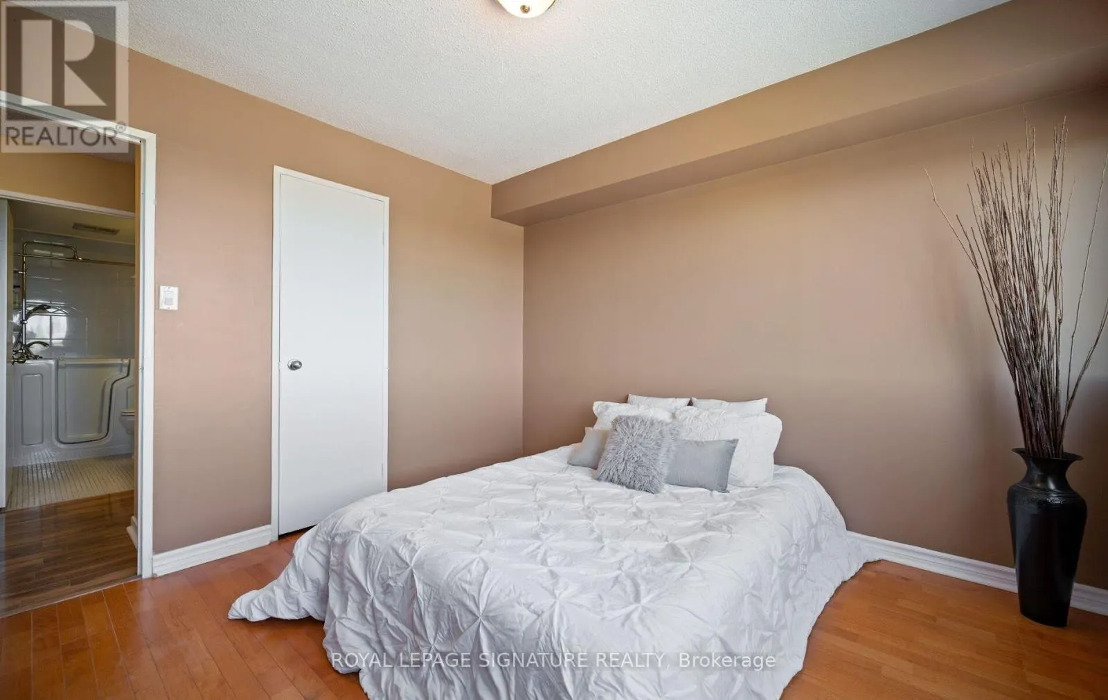 1406 - 1580 MISSISSAUGA VALLEY BOULEVARD