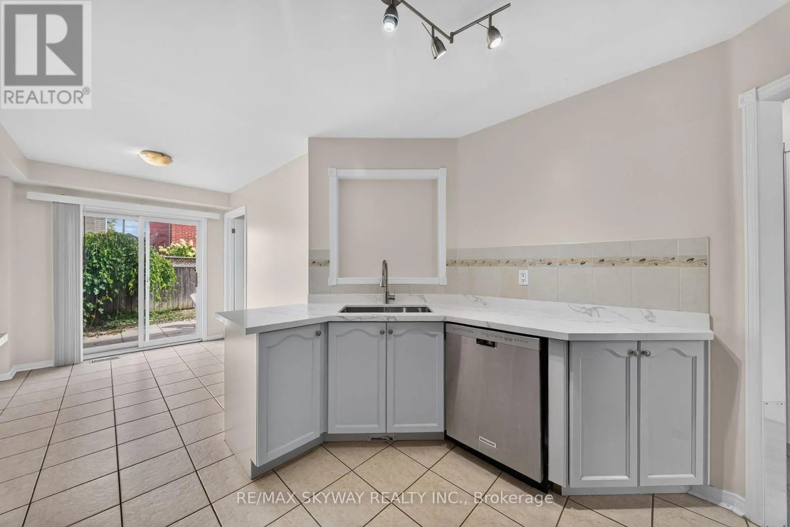 7 MADRONNA GARDENS