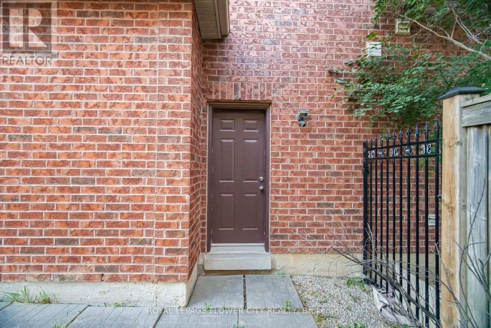 56 LAURENTIDE CRESCENT