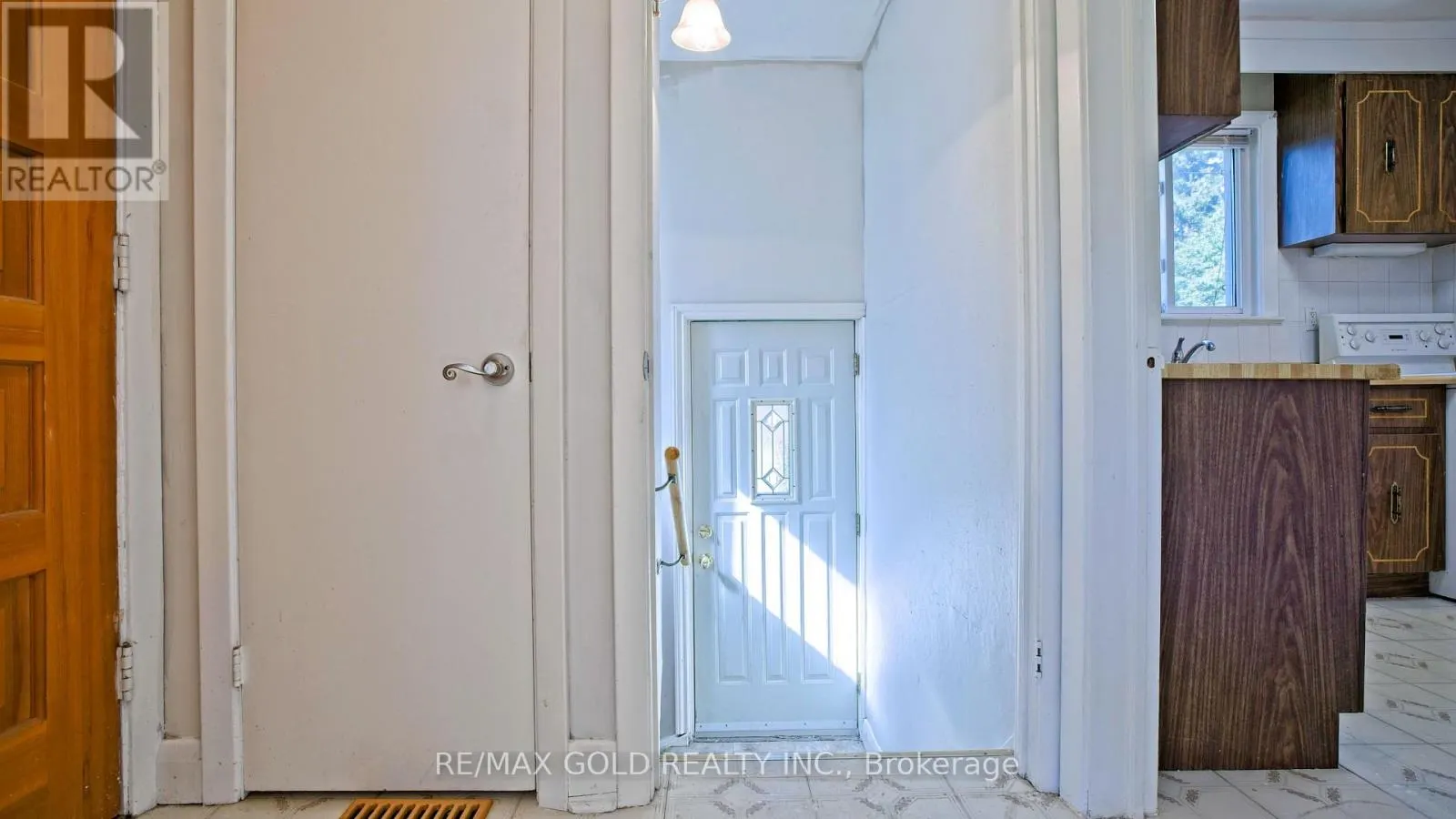 11 PINE AVENUE N