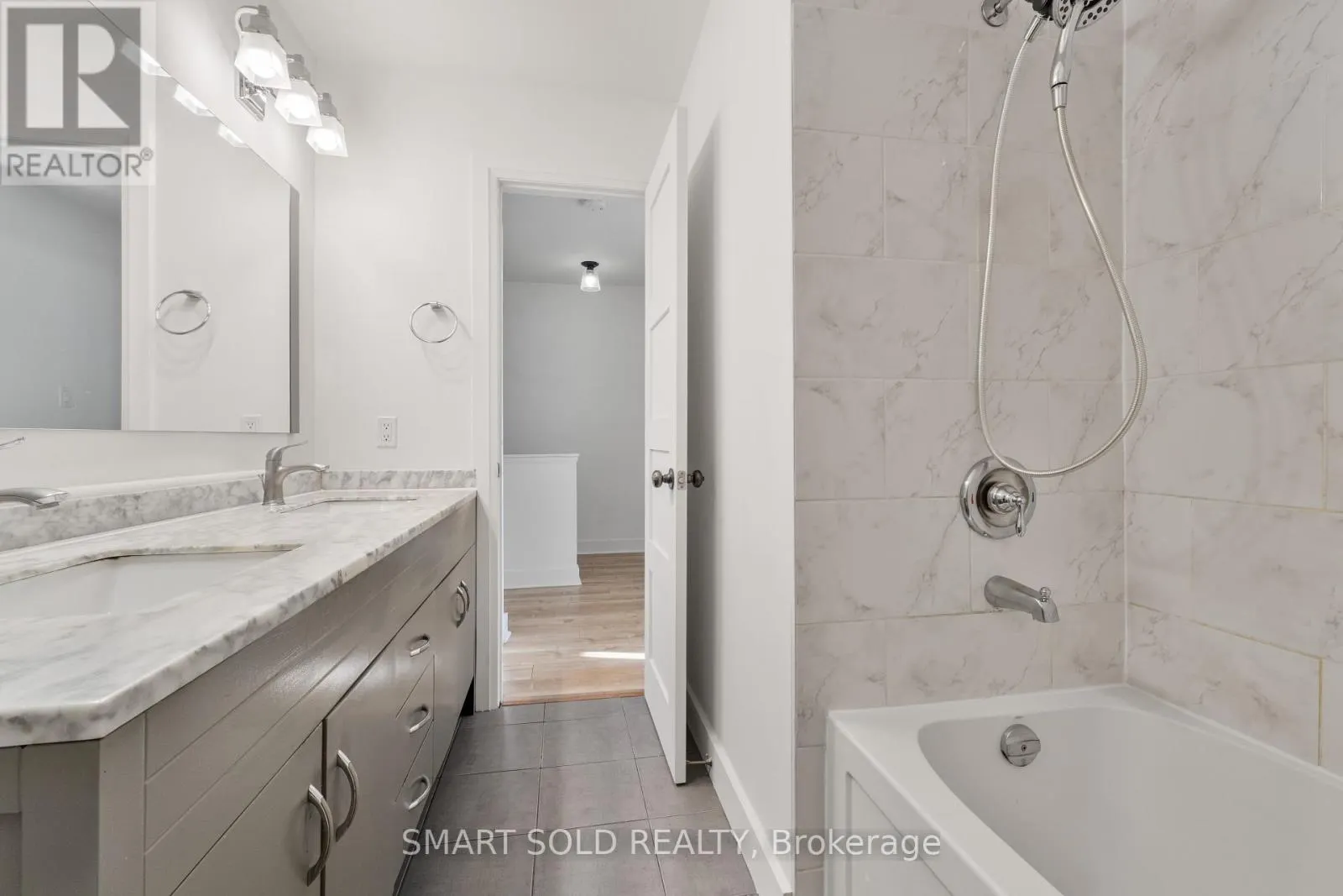 32 - 2120 RATHBURN ROAD E