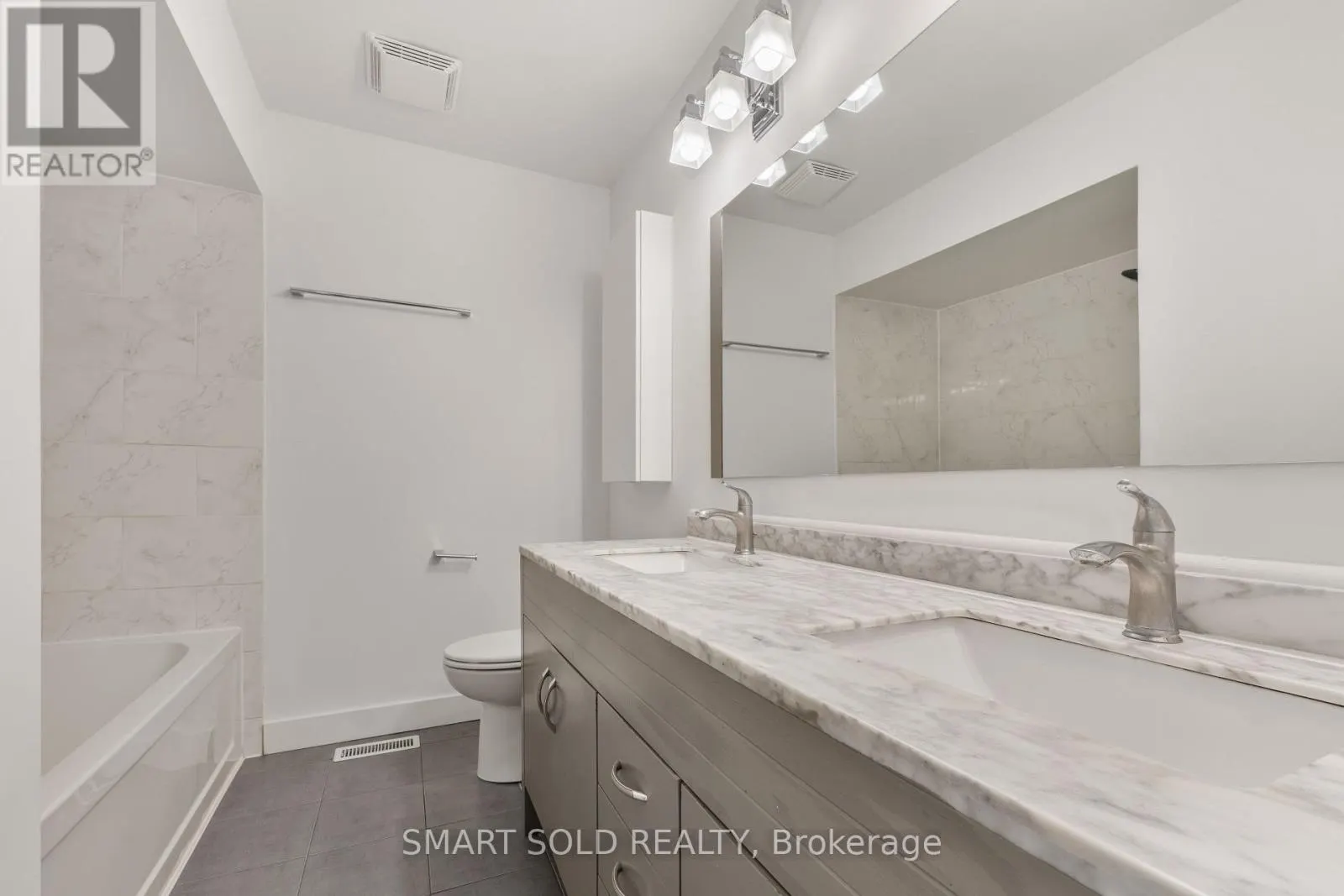 32 - 2120 RATHBURN ROAD E