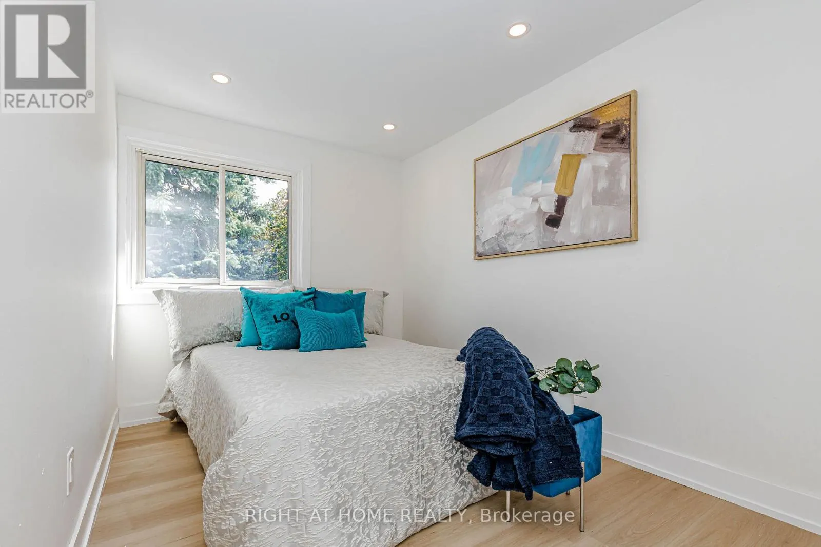 8 HAZELGLEN COURT