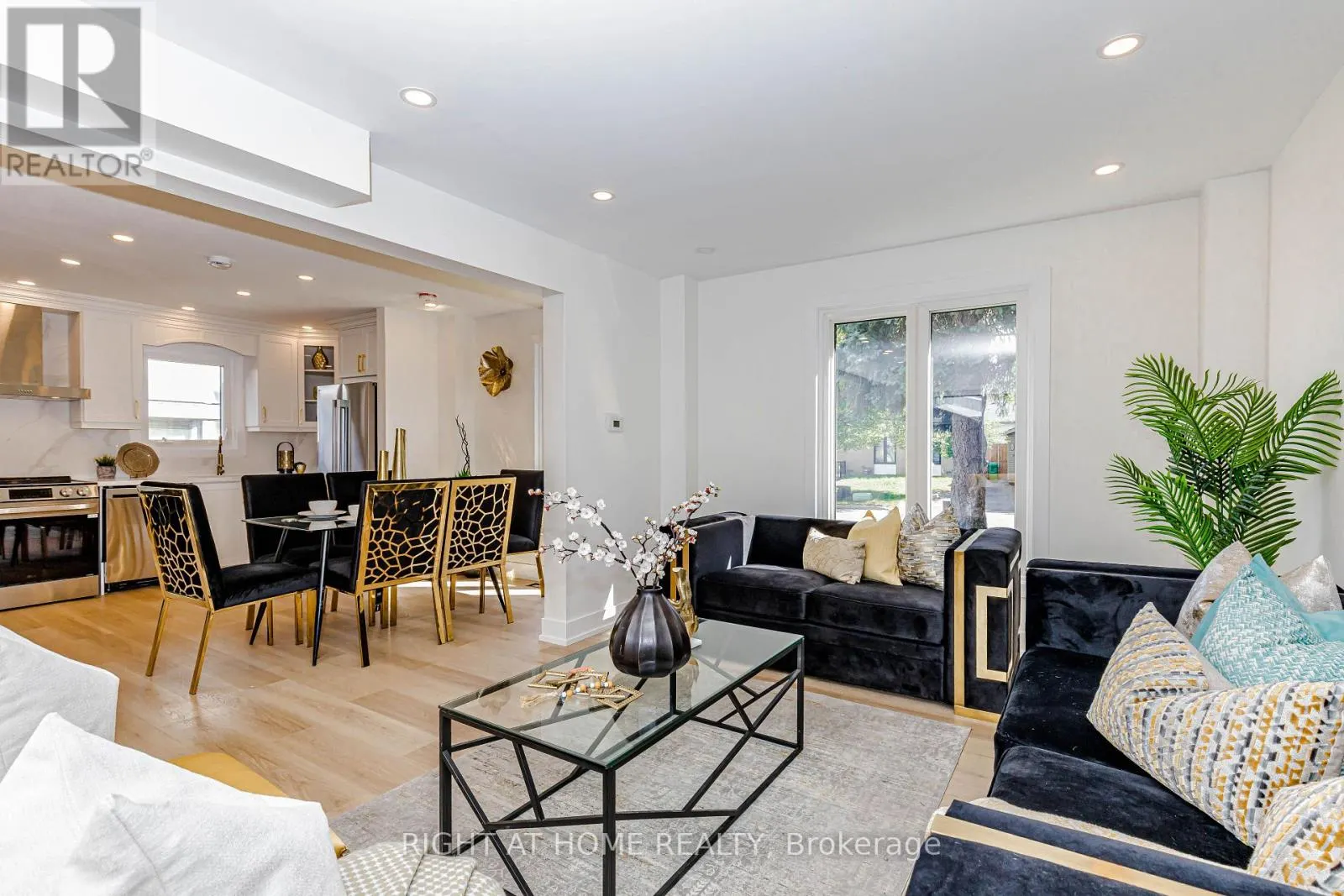 8 HAZELGLEN COURT