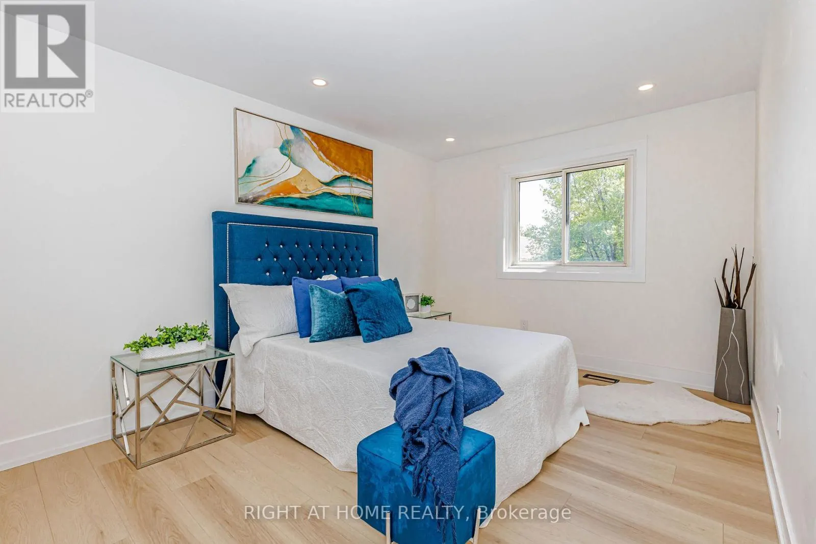8 HAZELGLEN COURT