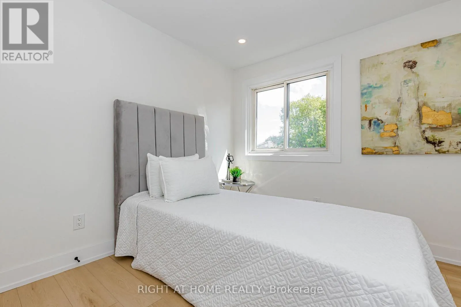 8 HAZELGLEN COURT