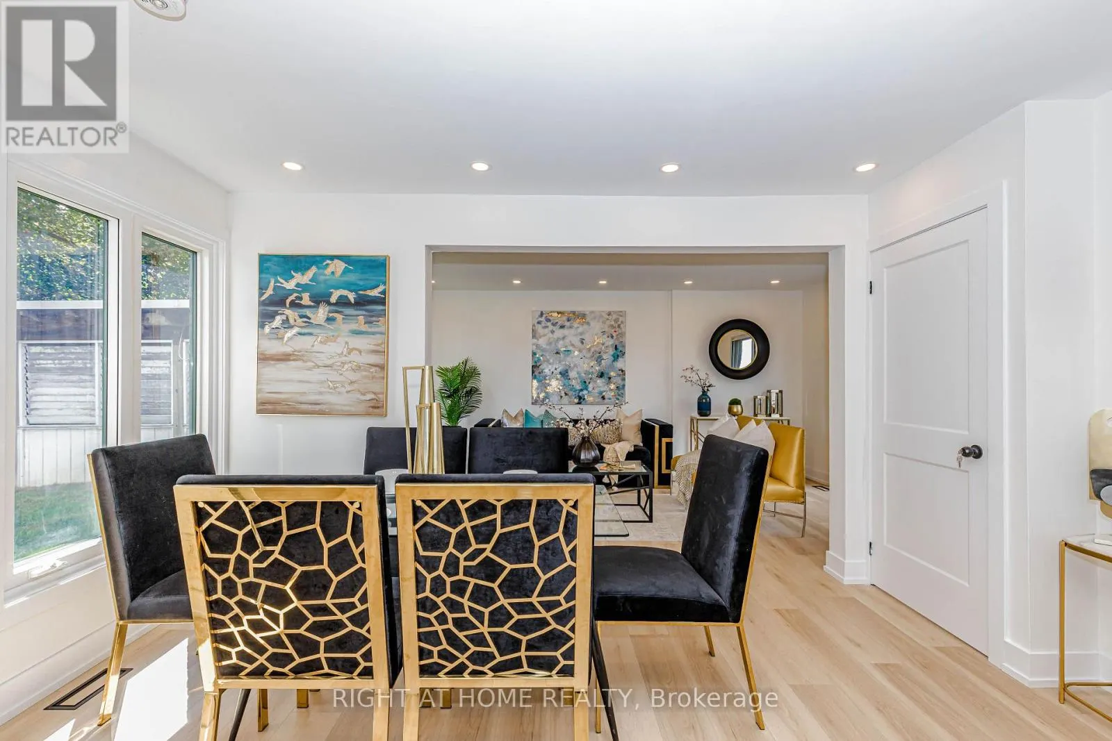 8 HAZELGLEN COURT