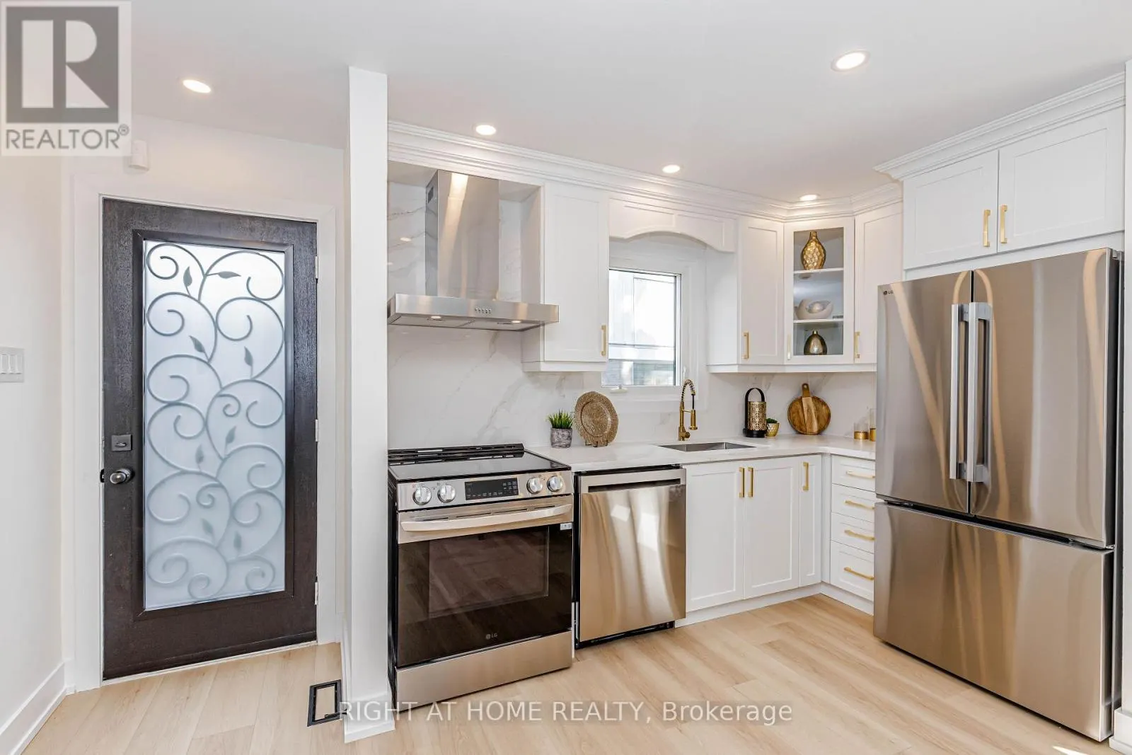 8 HAZELGLEN COURT