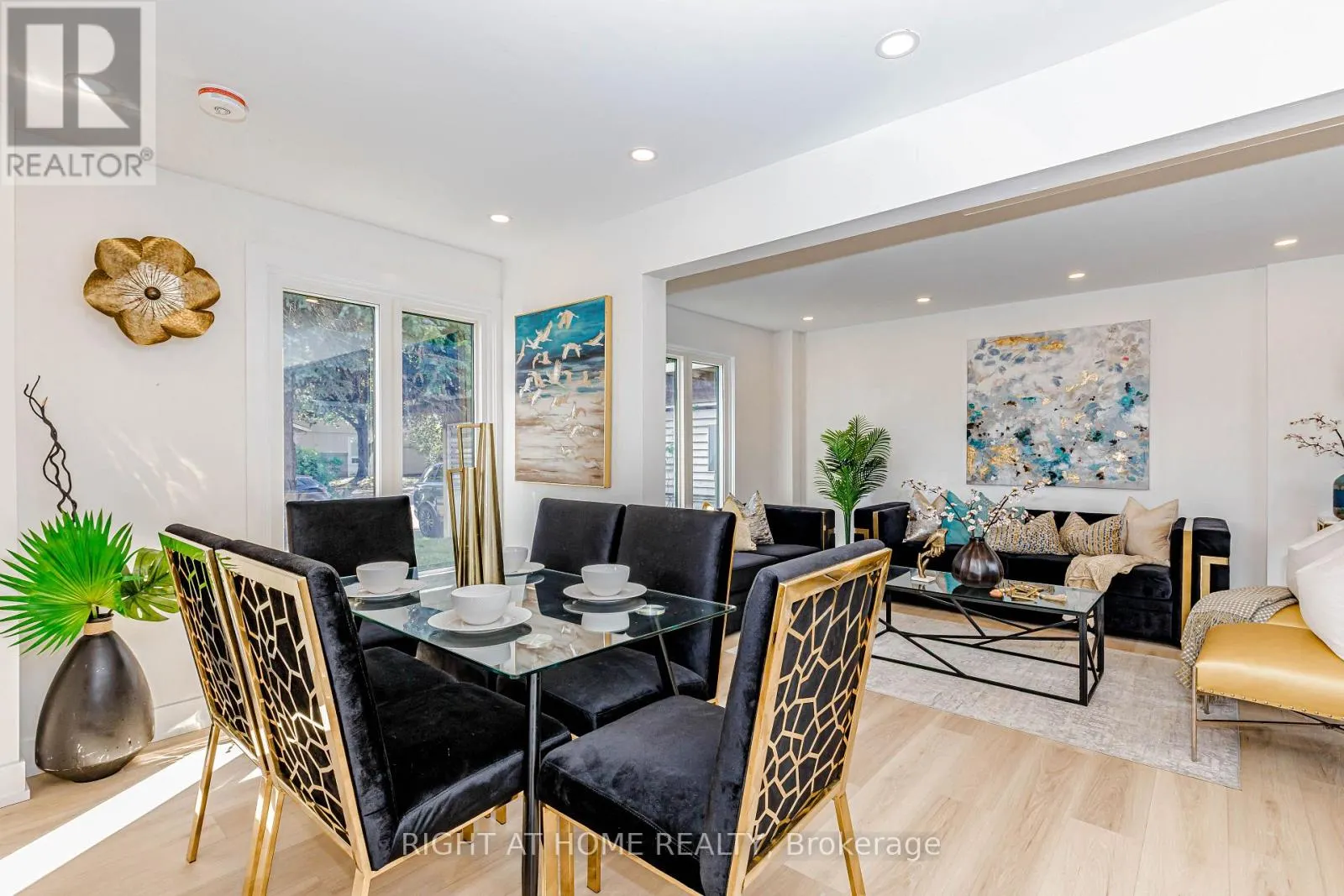 8 HAZELGLEN COURT
