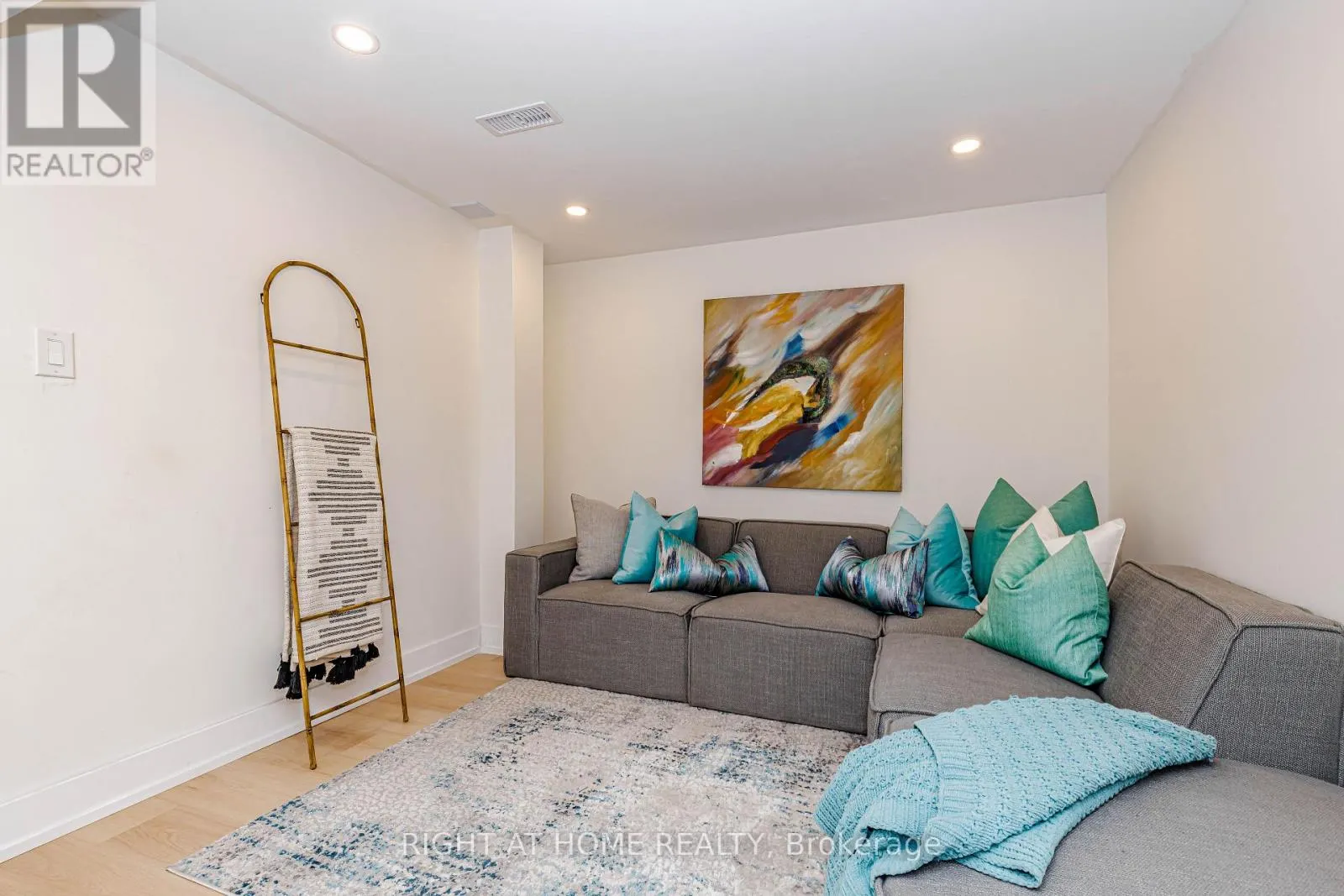 8 HAZELGLEN COURT
