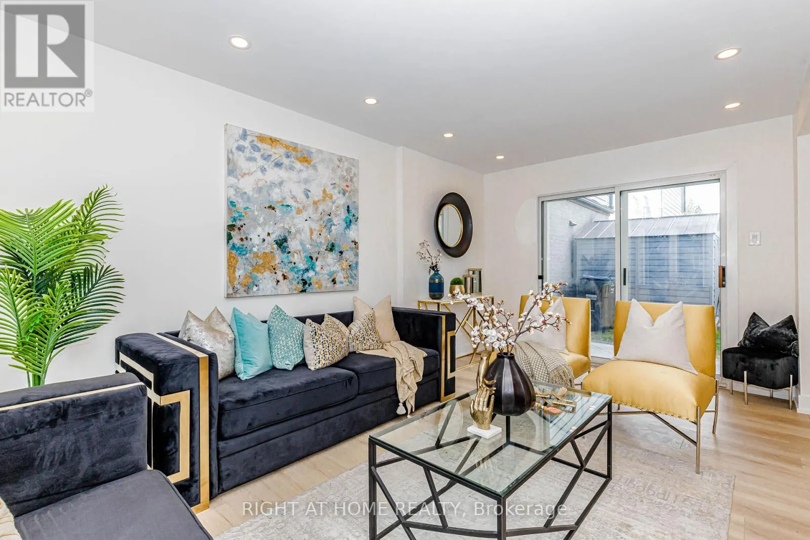 8 HAZELGLEN COURT