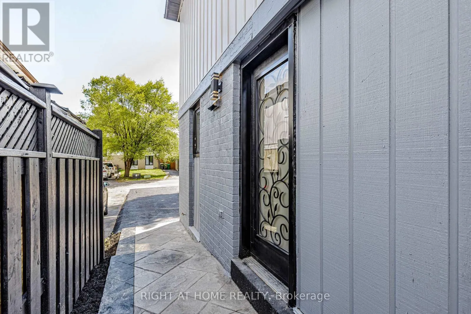 8 HAZELGLEN COURT