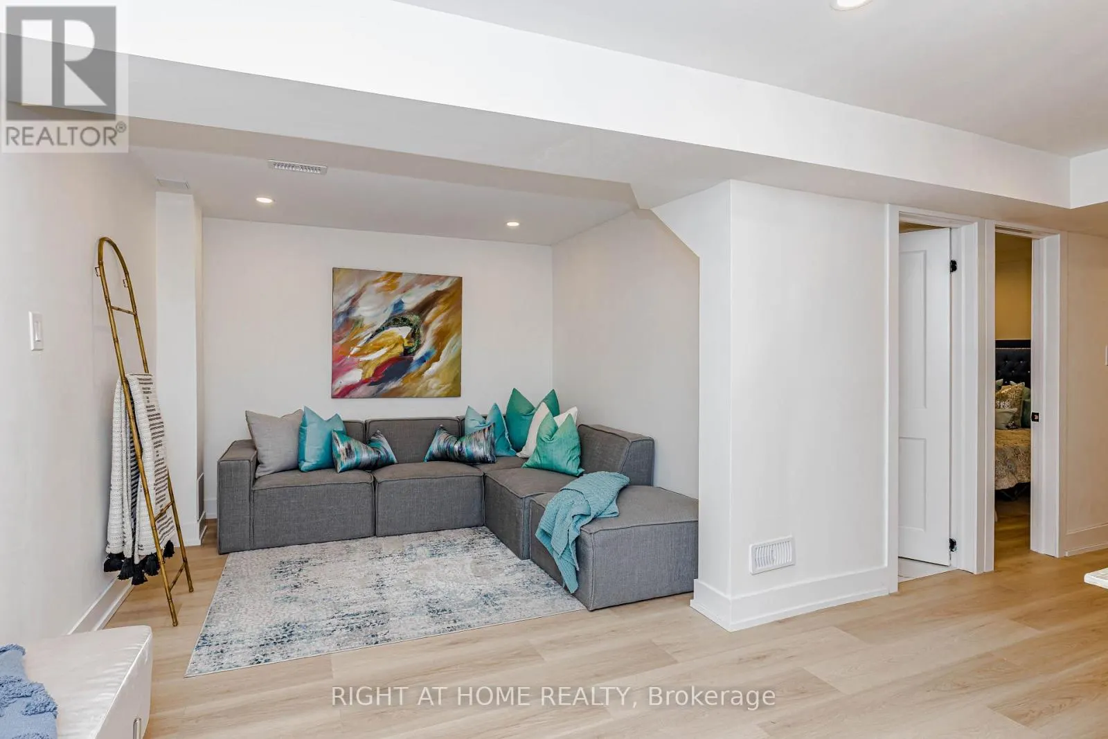 8 HAZELGLEN COURT
