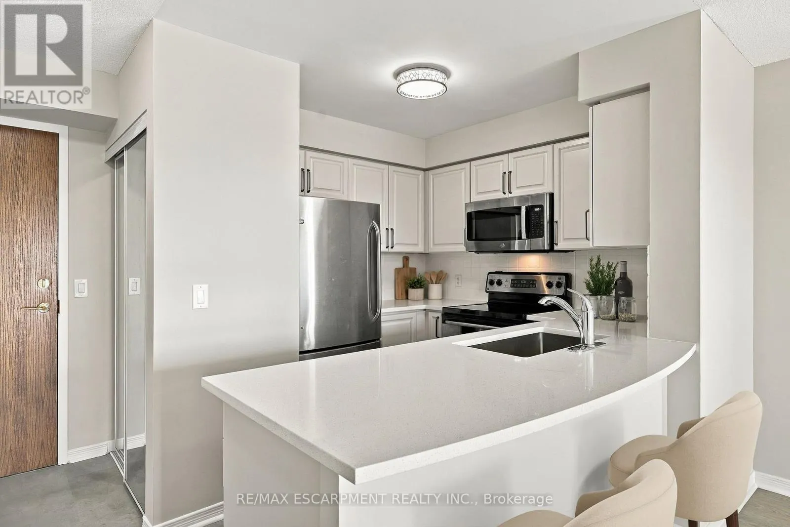 405 - 4889 KIMBERMOUNT AVENUE