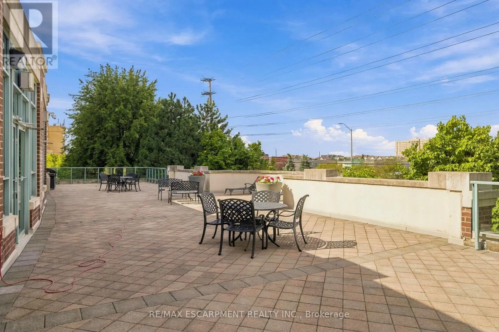 405 - 4889 KIMBERMOUNT AVENUE