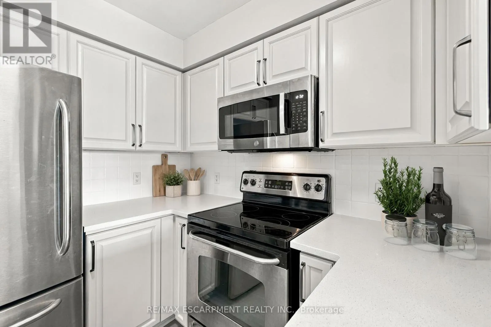405 - 4889 KIMBERMOUNT AVENUE