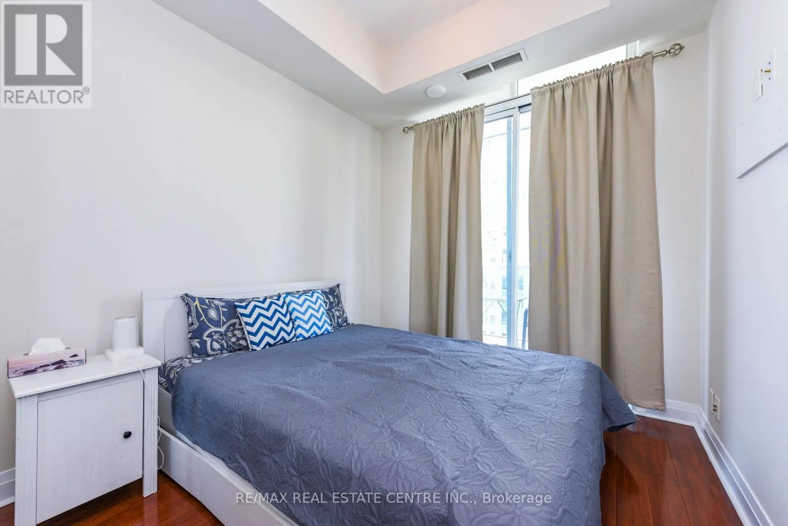 2605 - 90 ABSOLUTE AVENUE
