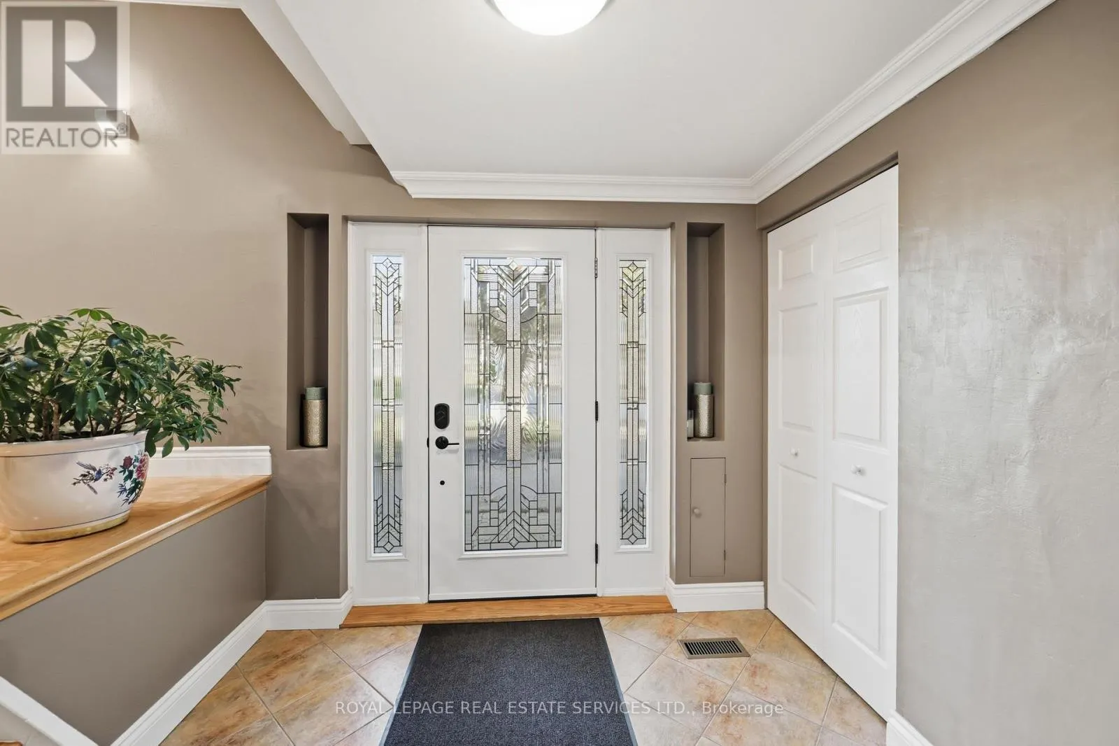 1320 HILLVIEW CRESCENT