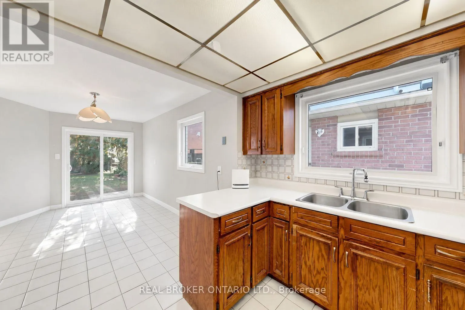 33 FOUNTAINBRIDGE DRIVE