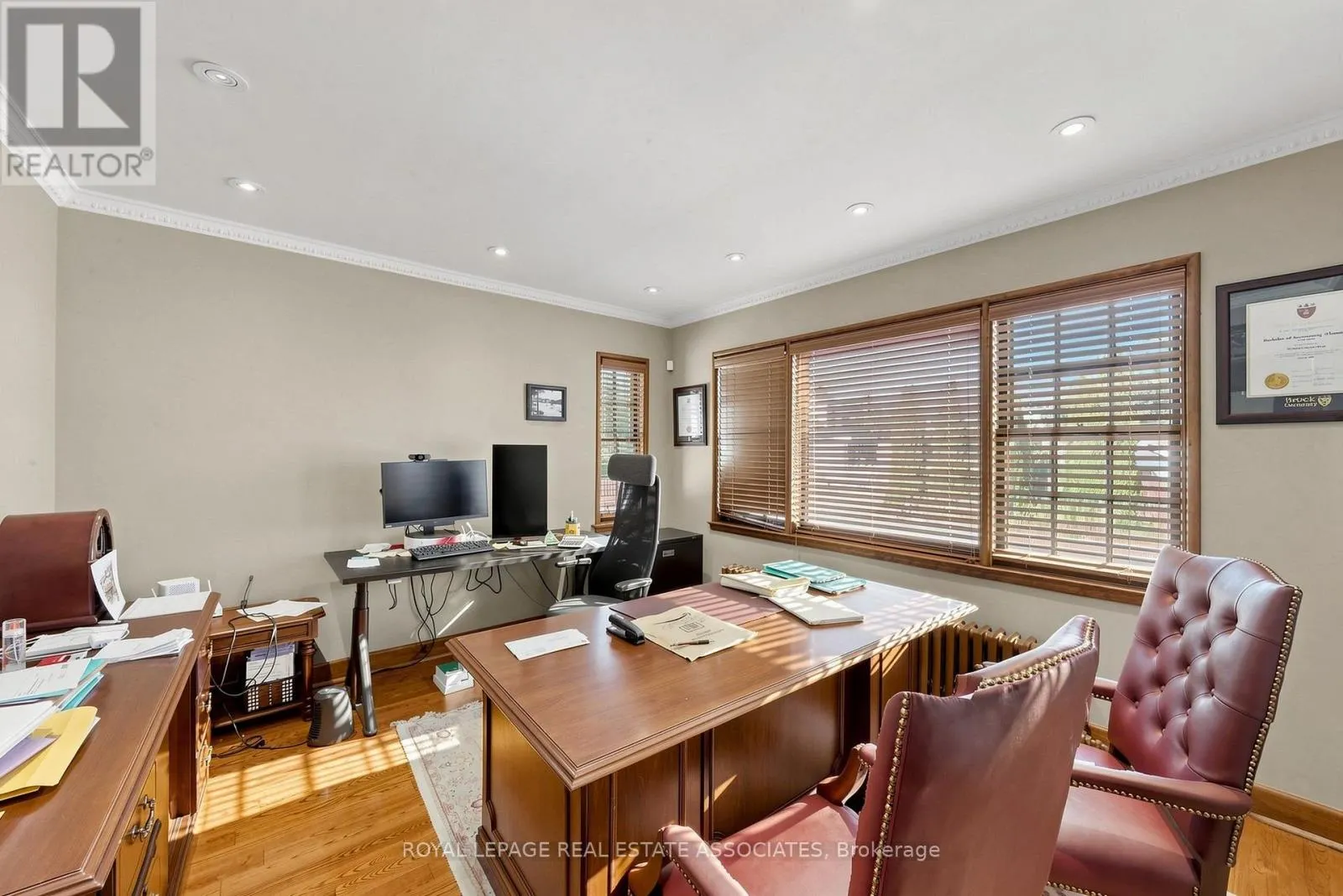 298 LAKESHORE ROAD E