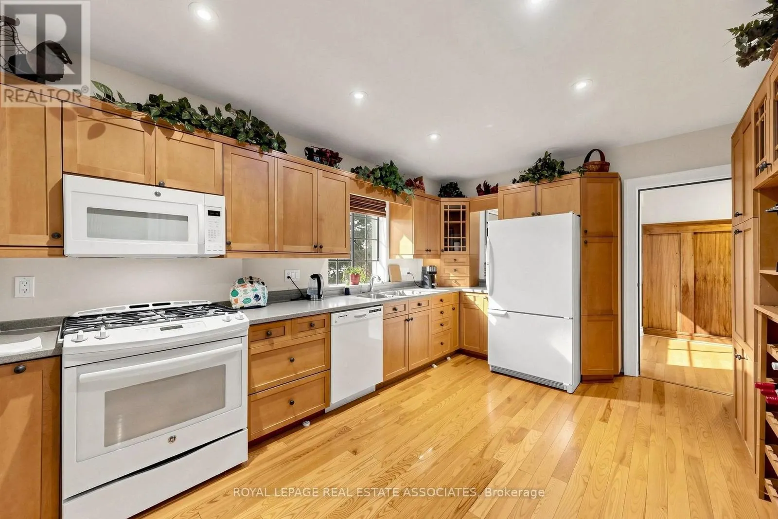 298 LAKESHORE ROAD E