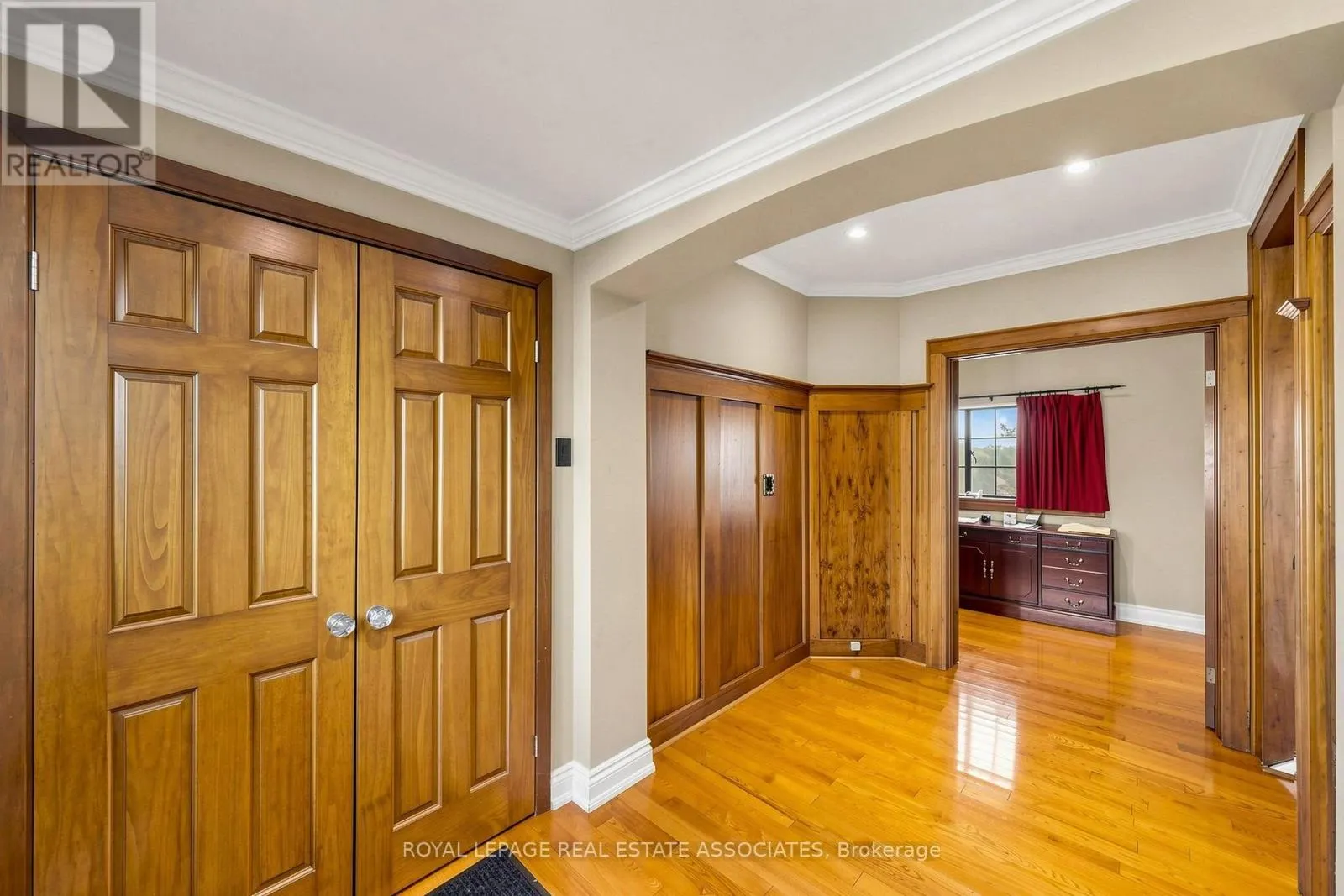 298 LAKESHORE ROAD E