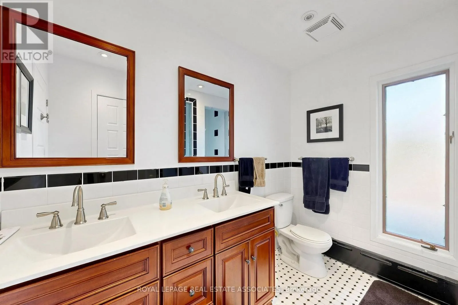 298 LAKESHORE ROAD E