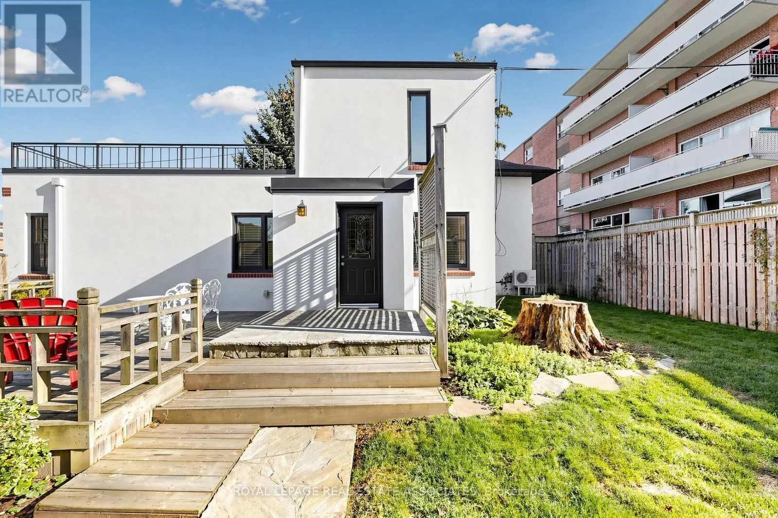 298 LAKESHORE ROAD E