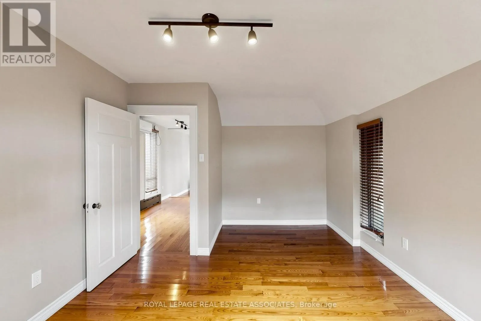 298 LAKESHORE ROAD E