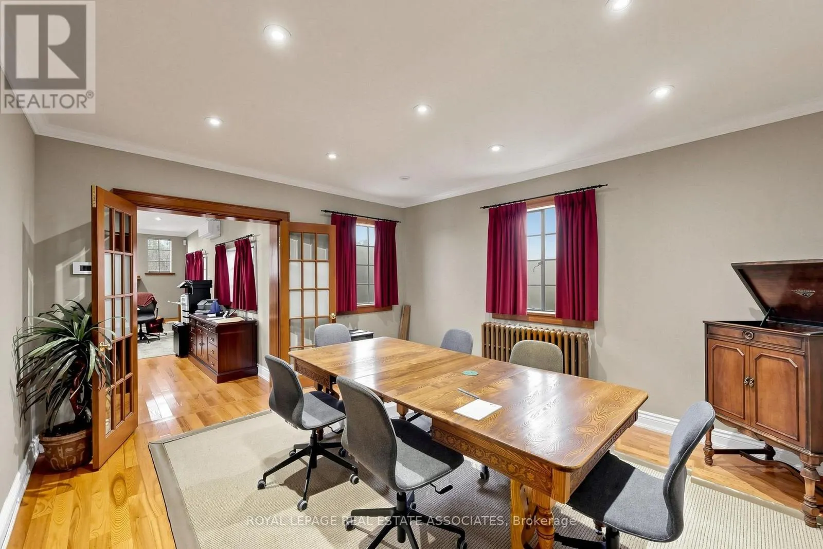 298 LAKESHORE ROAD E